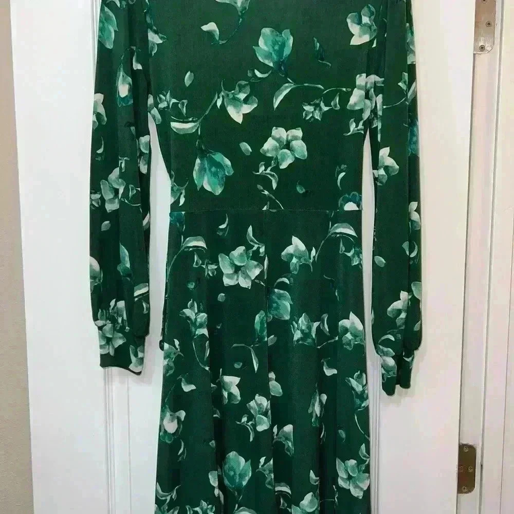 Kaileigh green, long sleeve floral dress
￼ - Picture 3 of 3